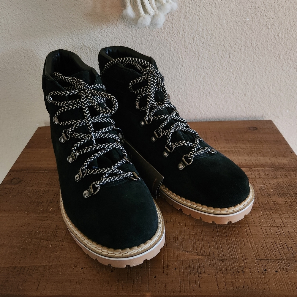 Stylish Dark Green Ankle Boots with Lace-Up Design